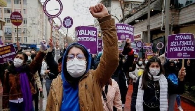 مسيرة نسائية في إسطنبول للمطالبة بالتراجع عن الانسحاب من اتفاقية لمكافحة العنف ضد المرأة