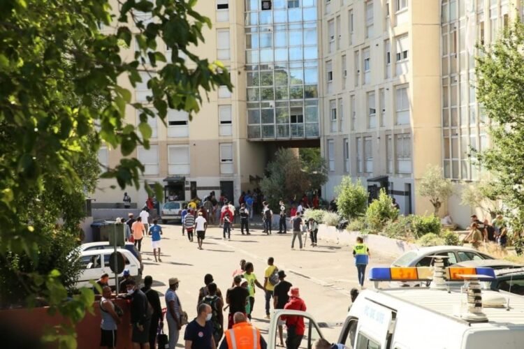 وفاة ثلاثة مهاجرين وإصابة اثنين بينهما طفل في حريق في فرنسا