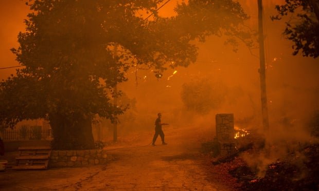 تحطم طائرة أثناء محاولة إخماد الحرائق بجزيرة زاكينثوس في اليونان