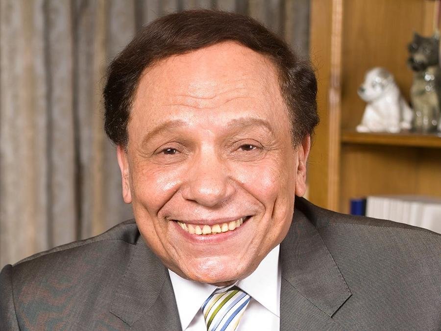 هل قرر "زعيم الكوميديا عادل إمام" اعتزال التمثيل والفن بشكل نهائي ؟ 2 الفنان عادل إمام