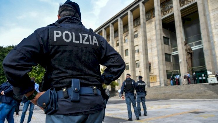إيطاليا .. تفكك شبكة لتهريب المهاجرين من تركيا واليونان 1 الشرطة الايطالية - صورة توضيحية