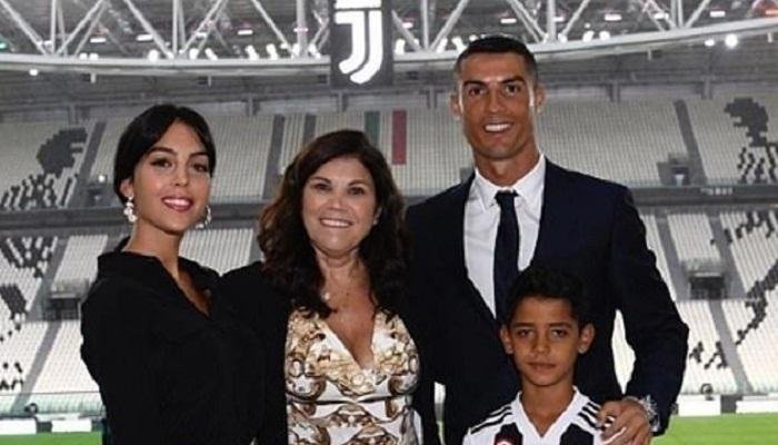 رونالدو وصديقته جورجينا ووالدته