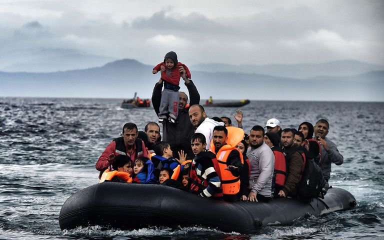 إيطاليا .. تفكك شبكة لتهريب المهاجرين من تركيا واليونان 2 مهاجرين عن طريق البحر