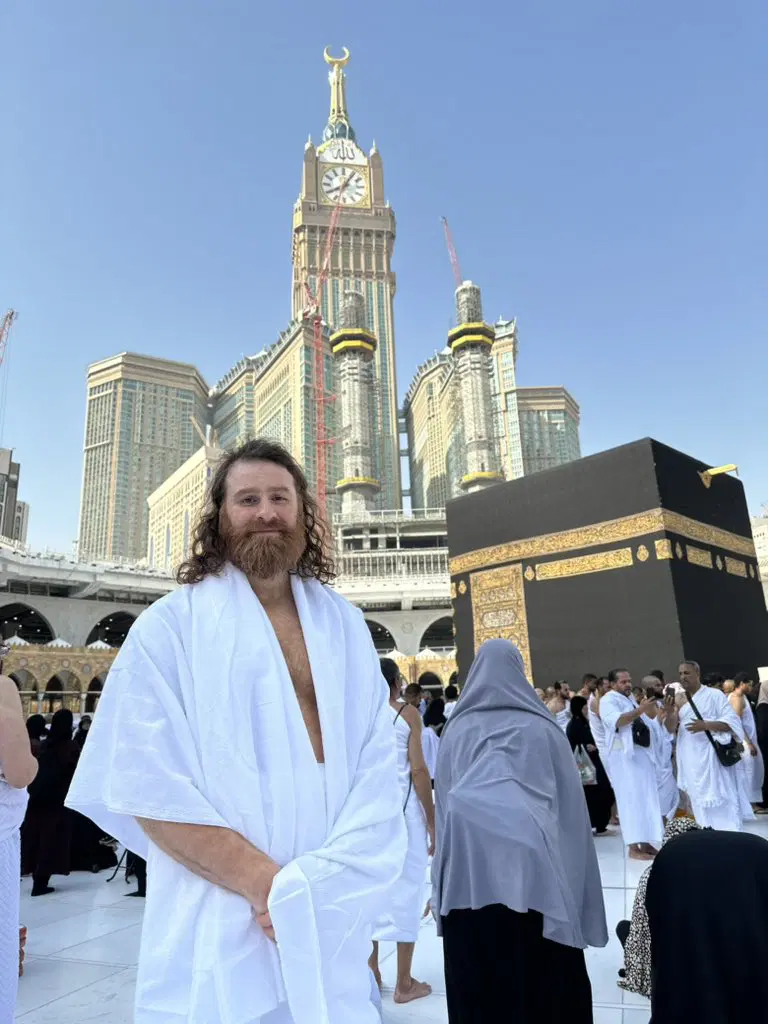 المصارع الكندي سامي زين يزور المسجد الحرام ويؤدي مناسك العمرة 2 المصارع الكندي سامي زين يزور المسجد الحرام ويؤدي مناسك العمرة