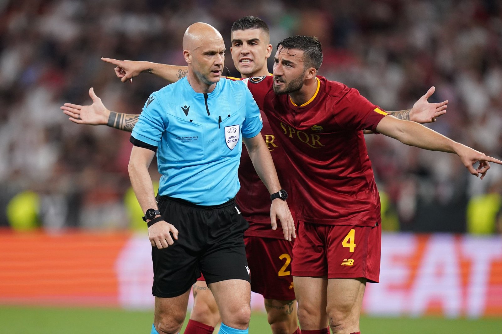 الدوري الأوروبي: تعرض الحكم أنتوني تايلور للإساءة والشتم ولجنة الحكام الإنجليزية تدين الحادثة 3 تعرض الحكم أنتوني تايلور للإساءة والشتم ولجنة الحكام الإنجليزية تدين الحادثة
