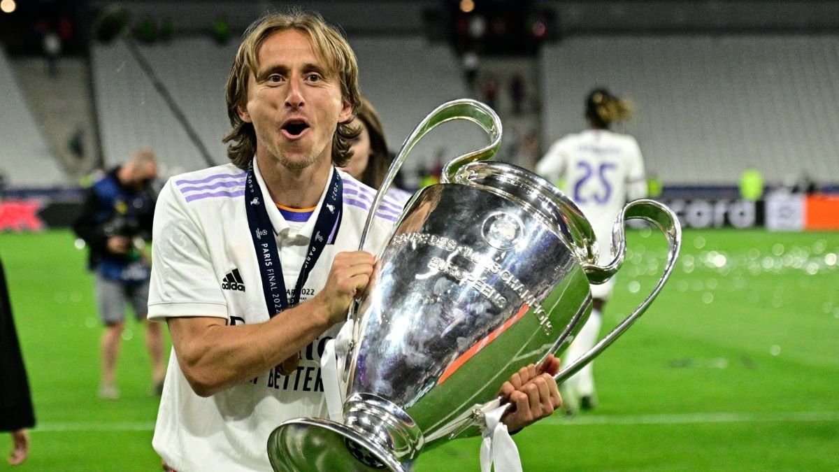 اللاعب الكرواتي لوكا مودريتش يحسم موقفه من عرض الهلال السعودي 1 اللاعب الكرواتي لوكا مودريتش يحسم موقفه من عرض الهلال السعودي