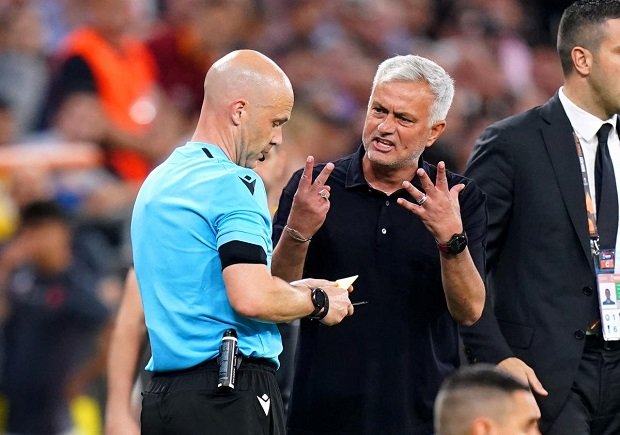الدوري الأوروبي: تعرض الحكم أنتوني تايلور للإساءة والشتم ولجنة الحكام الإنجليزية تدين الحادثة 5 تعرض الحكم أنتوني تايلور للإساءة والشتم ولجنة الحكام الإنجليزية تدين الحادثة