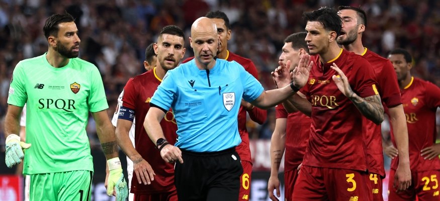 الدوري الأوروبي: تعرض الحكم أنتوني تايلور للإساءة والشتم ولجنة الحكام الإنجليزية تدين الحادثة 2 تعرض الحكم أنتوني تايلور للإساءة والشتم ولجنة الحكام الإنجليزية تدين الحادثة