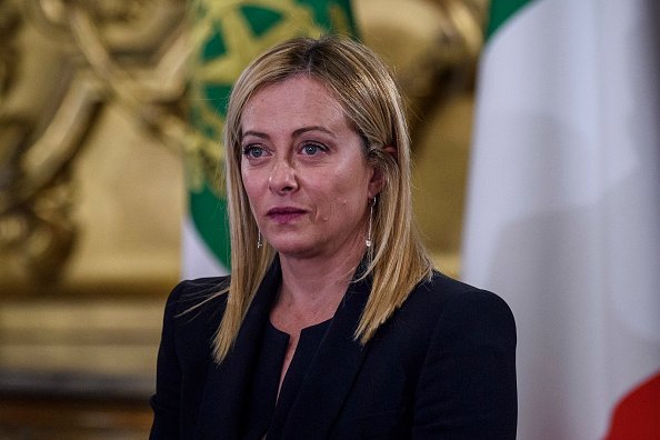 رئيسة الوزراء الإيطالية "جيورجيا ميلوني" تقاضي مغني روك بريطاني بعدما وصفها بالعنصرية