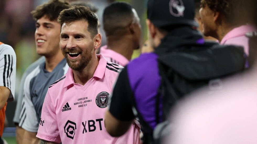 ميسي يقود إنتر ميامي للفوز بلقب كأس الدوري على حساب ناشفيل بركلات الترجيح 2 ميسي يقود إنتر ميامي للفوز بلقب كأس الدوري على حساب ناشفيل بركلات الترجيح