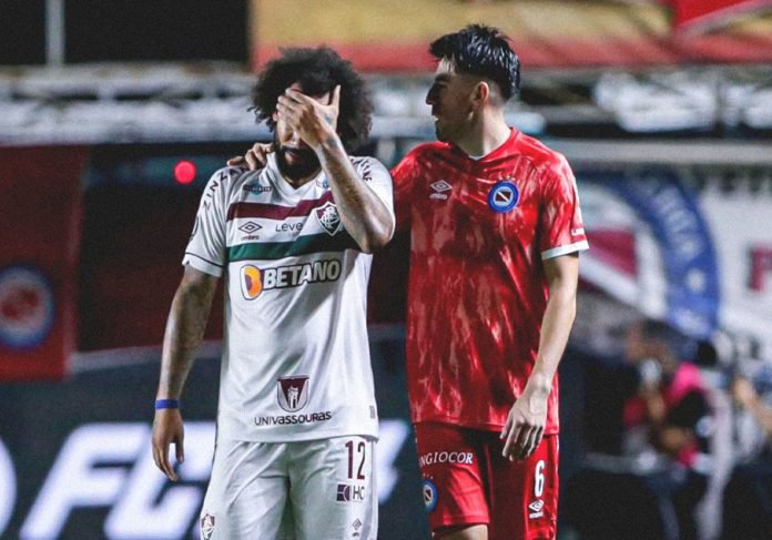 اللاعب البرازيلي مارسيلو يتسبب بإصابة مروعة للاعب الأرجنتيني لوسيانو سانشيز 1 اللاعب البرازيلي مارسيلو يتسبب بإصابة مروعة للاعب الأرجنتيني لوسيانو سانشيز