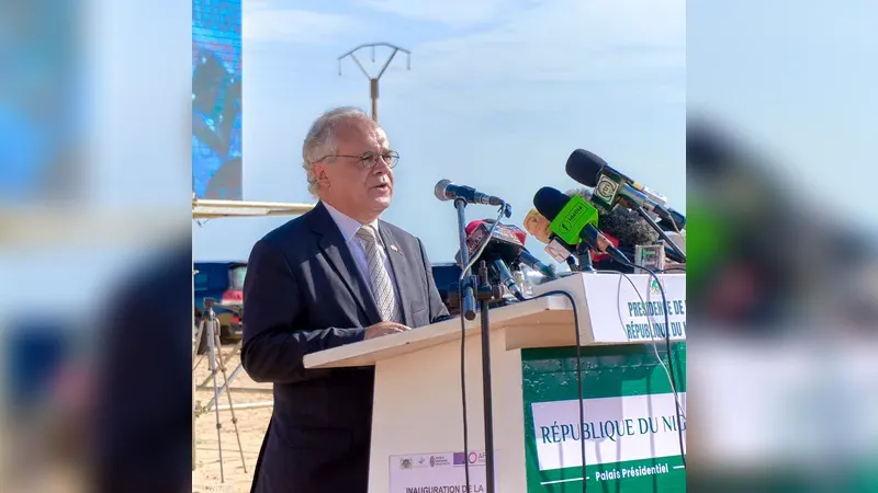 باريس تتهم العسكريين الحاكمين للنيجر باحتجاز السفير الفرنسي "سيلفان إيت" 1 باريس تتهم العسكريين الحاكمين للنيجر باحتجاز السفير الفرنسي "سيلفان إيت"