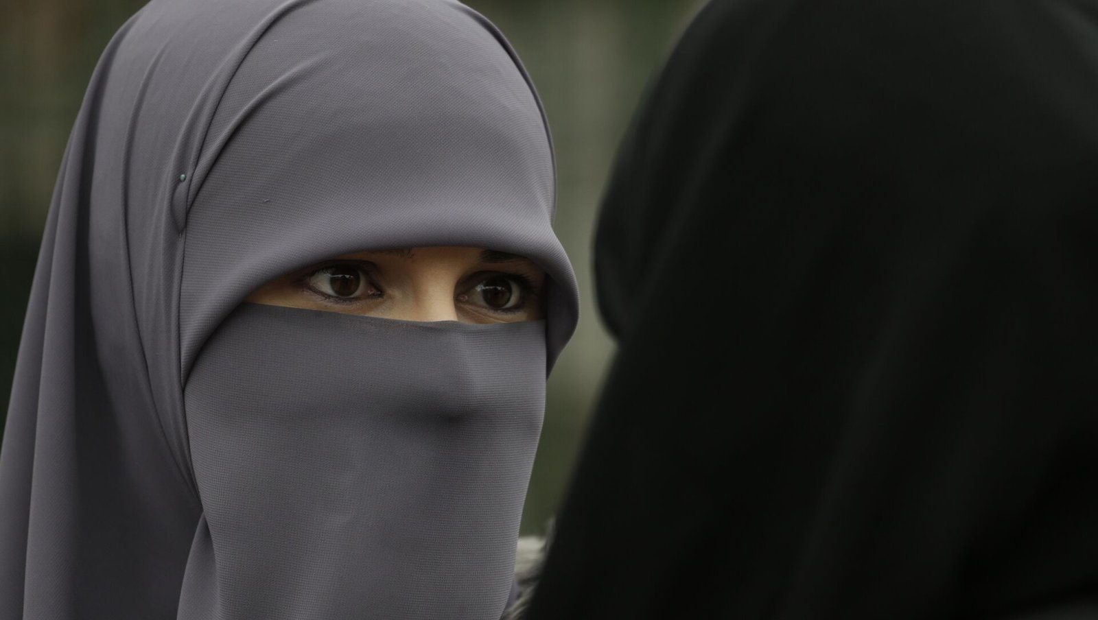 البرلمان السويسري يقر قانونا يحظر فيه ارتداء "النقاب" وكل مايغطي الوجه في الأماكن العامة 3 البرلمان السويسري يقر قانونا يحظر فيه ارتداء "النقاب" وكل مايغطي الوجه في الأماكن العامة
