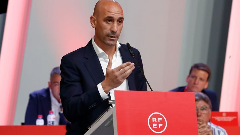 الاتحاد الإسباني لكرة القدم يقيل مدرب منتخب السيدات "خورخي فيلدا" 