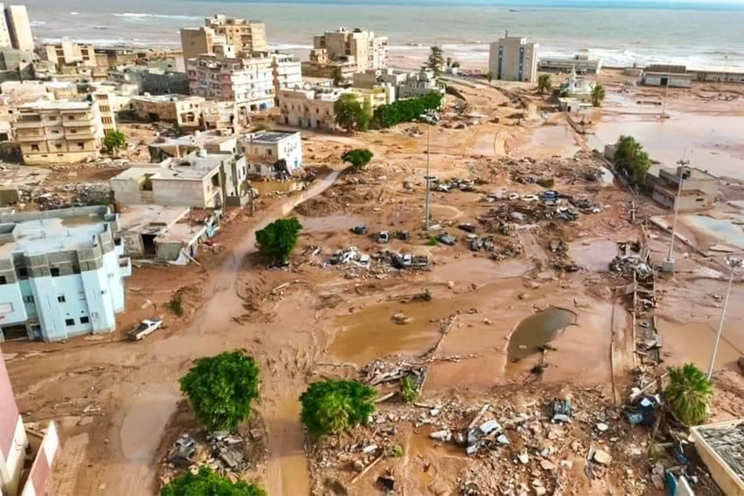 ارتفاع كبير في أعداد الضحايا في "درنة الليبية" والسلطات تغلق المدينة  