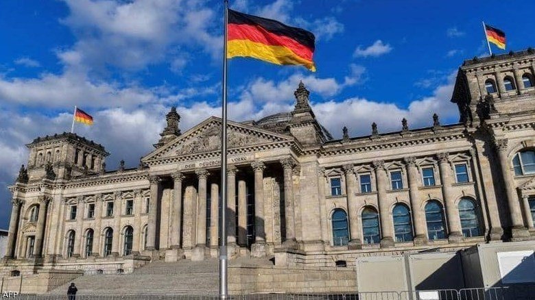 الشرطة الألمانية تبحث عن مجهولين قاموا بتأدية تحية هتلر النازية في مقطع فيديو ونشره على منصة إكس 3 الشرطة الألمانية تكثف البحث عن أشخاص يؤدون تحية هتلر النازية