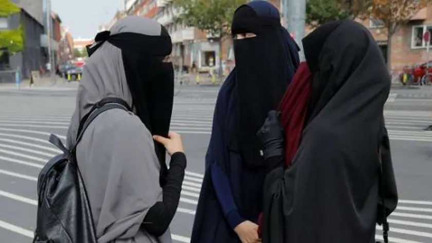 البرلمان السويسري يقر قانونا يحظر فيه ارتداء "النقاب" وكل مايغطي الوجه في الأماكن العامة 2 البرلمان السويسري يقر قانونا يحظر فيه ارتداء "النقاب" وكل مايغطي الوجه في الأماكن العامة