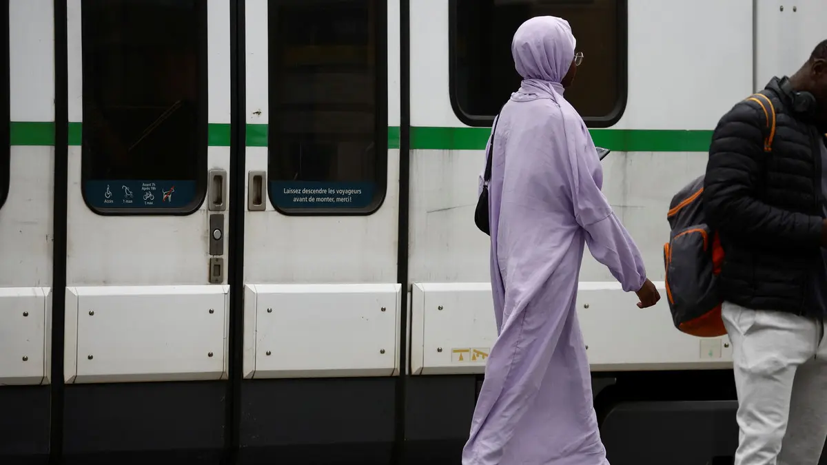 ماكرون يتوعد بعدم التسامح مع من يحاول تحدي النظام الجمهوري وقراراته