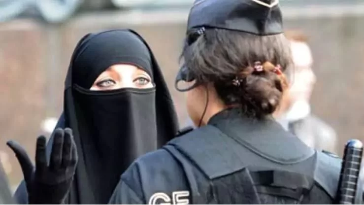 البرلمان السويسري يقر قانونا يحظر فيه ارتداء "النقاب" وكل مايغطي الوجه في الأماكن العامة 1 البرلمان السويسري يقر قانونا يحظر فيه ارتداء "النقاب" وكل مايغطي الوجه في الأماكن العامة