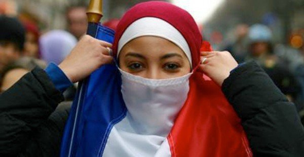 ماكرون يتوعد بعدم التسامح مع من يحاول تحدي النظام الجمهوري وقراراته