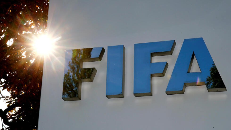 الفيفا يدعو إلى وقف العنف في الشرق الأوسط وتجنب استهداف المدنيين 