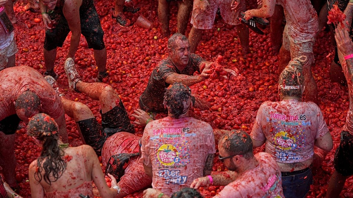 آلاف المتفرجين يتحولون إلى "بحر أحمر" في مهرجان طماطم إسبانيا السنوي