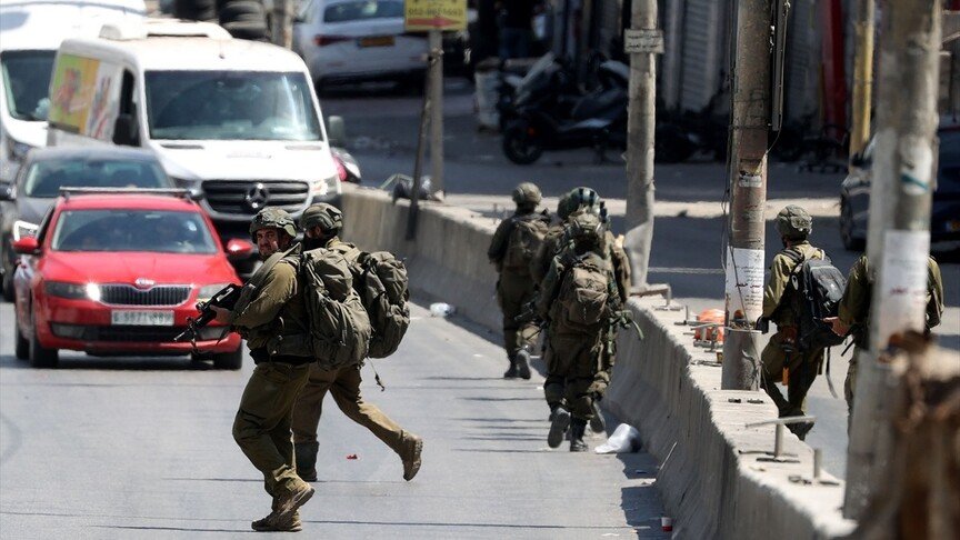 إصابة 4 فلسطينيين برصاص مستوطنين في هجوم على المغير بحماية الجيش
