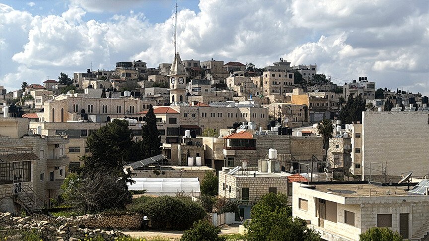 مستوطنون يجبرون عائلة مسيحية على إخلاء منزلها بالضفة بعد أسبوع