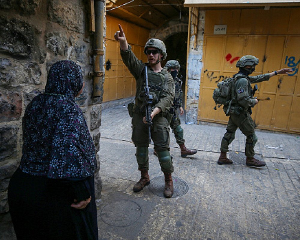اعتقال 22 فلسطينياً وتفجير منشأة في نابلس خلال حملة مداهمات واسعة