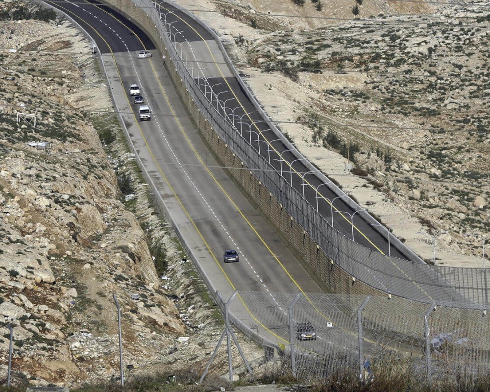 تقرير إسرائيلي: الجيش يهيئ الظروف لفتح طريق 463 في رام الله والبيرة لصالح المستوطنين