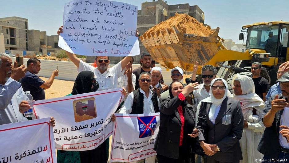 اعتداءات واقتحام لمراكز إنسانية بطرابلس وسط تصاعد التوتر
