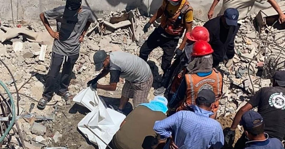 انتشال جثامين شهداء عائلة عطا الله من منزلهم المدمر بغزة