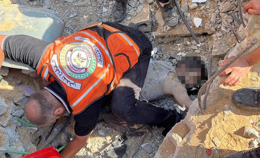 الدفاع المدني بغزة ينتشل رفات 17 شهيداً من تحت الأنقاض