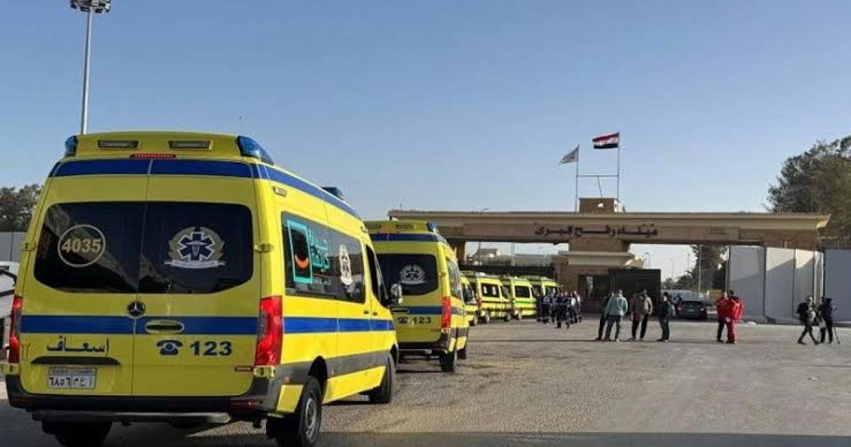 96 فلسطينيًا يغادرون غزة للعلاج عبر رفح بعد توقف إجلاء يومين