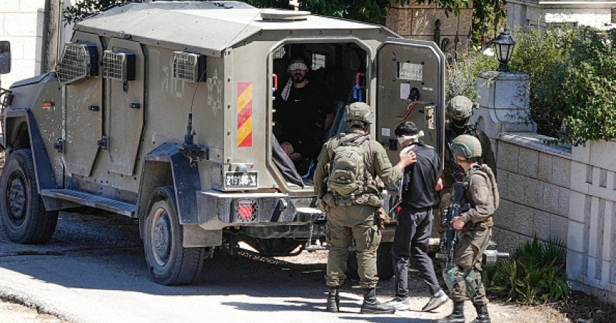 قوات الاحتلال تشن حملة اعتقالات ومداهمات واسعة في الضفة الغربية والقدس
