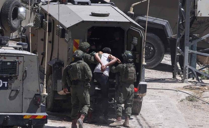 قوات الاحتلال تعتقل 13 مواطناً وتحجز عشرات الشبان في الضفة الغربية والقدس
