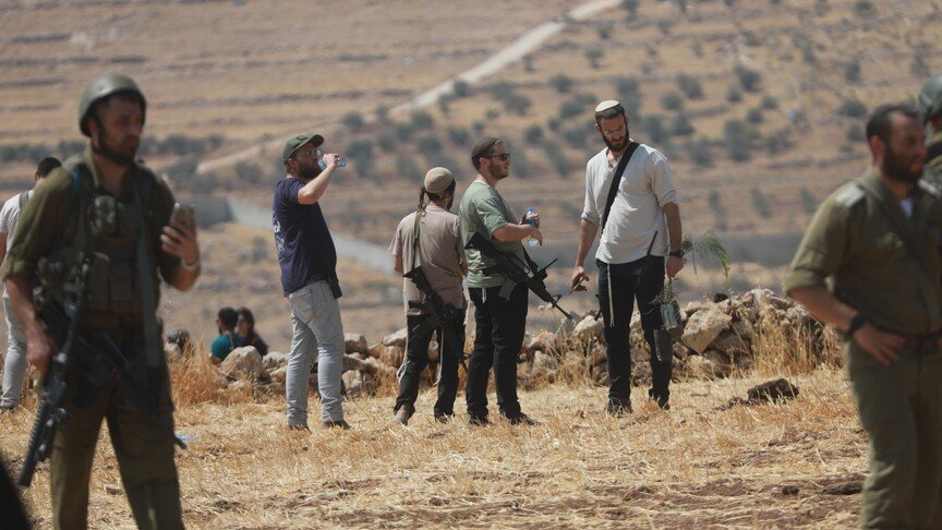الضفة الغربية.. إصابة فلسطيني واعتقال مزارعين إثر اعتداءات مستوطنين مدعومين بقوات إسرائيلية
